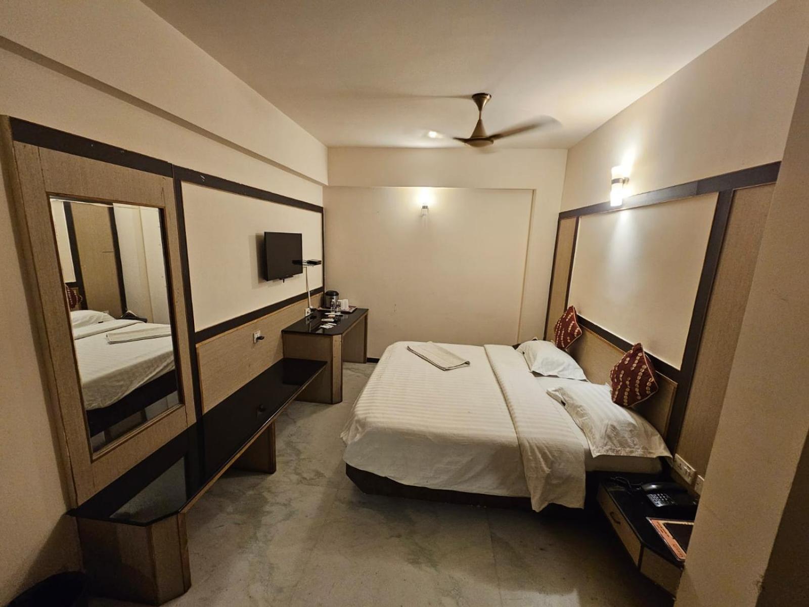 Hotel Merilin Erode Bagian luar foto